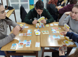 Alumnos del centro didáctico participando en la sesión de juegos